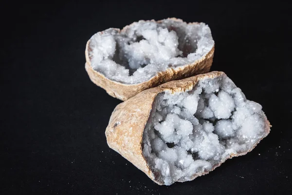 Agat. Ett tvärsnitt av agat sten med geode på svart bakgrund. Ursprung: Marocko, Sidi Rachal — Stockfoto