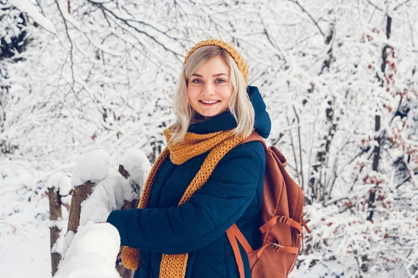 Красивая молодая девушка в зимнем парке прогулки в зимнем лесу — стоковое фото