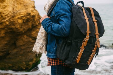 Sırt çantası olan bir adam gezgini. Seyahat kavramı yeni yerler keşfetmektir