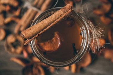 Meyve Komposto meyve içki mutfak masasında, üstten görünüm fotoğraf ihtiva eder. Taze ev yapımı mulled şarap güzel kokulu türler, narenciye, limon bir ahşap rusric tahtada bir kase. Üstten Görünüm. Yakın çekim.