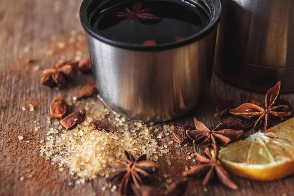 Vin chaud fraîchement fait maison dans un bol aux essences parfumées, agrumes, citron sur une planche rustique en bois — Photo