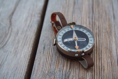 metin için kopya alanı ile eski ahşap arka plan üzerinde pusula