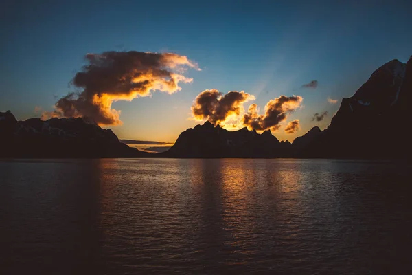 Sonnenuntergang über den Bergen am Meer. Silhouette der Berge. schöne Wolken — Stockfoto