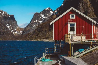 Norveç evleri ve dağları fiyort üzerindeki kayalar İskandinav seyahat manzarası Lofoten adaları