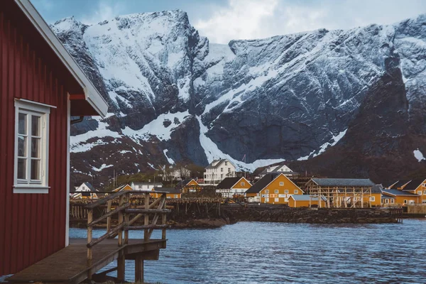 ノルウェーのロルブハウスとフィヨルドの風景の上の山の岩スカンディナヴィア旅行ビュー｜ロフトテン島 — ストック写真