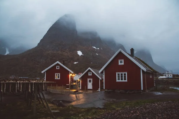 Норвегия рорбу дома и горные породы над фьордом ландшафт скандинавский вид на Лофотенские острова — стоковое фото