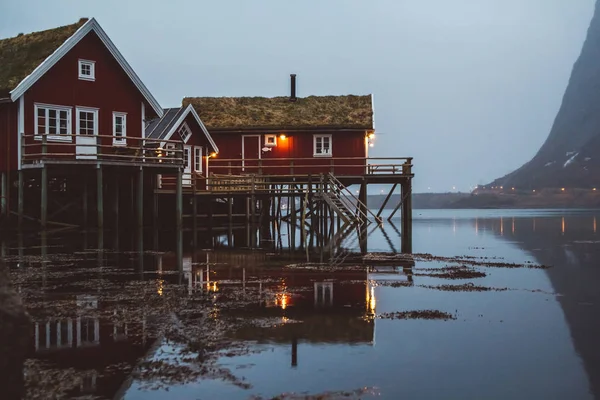 Norveç evleri ve dağları fiyort üzerindeki kayalar İskandinav seyahat manzarası Lofoten adaları