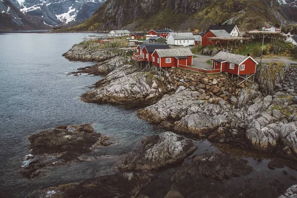 Νορβηγία rorbu σπίτια και βουνά βράχια πάνω από το τοπίο φιόρδ σκανδιναβική θέα ταξίδια Lofoten νησιά — Φωτογραφία Αρχείου