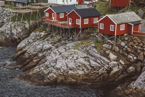 Norveç evleri ve dağları fiyort üzerindeki kayalar İskandinav seyahat manzarası Lofoten adaları