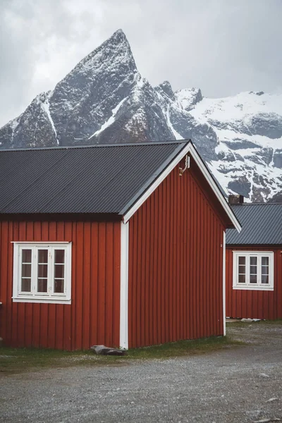 Norvegia rorbu case e montagne rocce oltre fiordo paesaggio scandinavo vista viaggio Isole Lofoten — Foto Stock