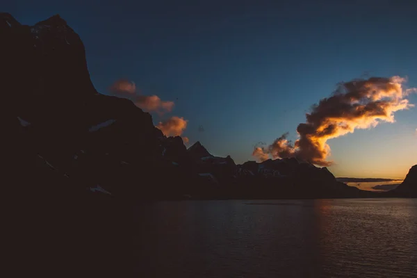 Pôr do sol sobre as montanhas junto ao mar. Silhueta das montanhas. Lindas nuvens — Fotografia de Stock