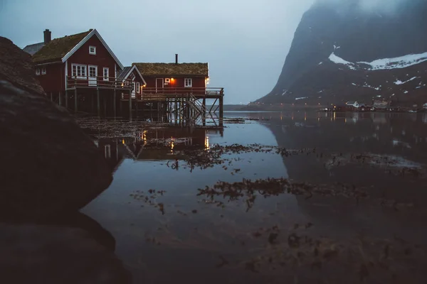 Noruega rorbu casas e montanhas rochas sobre fiorde paisagem escandinavo viagem vista Lofoten ilhas — Fotografia de Stock