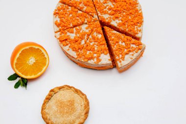 Beyaz arka planda narenciye keki. Kanlı portakallı ev yapımı kek, narenciye. Üstte görüntü