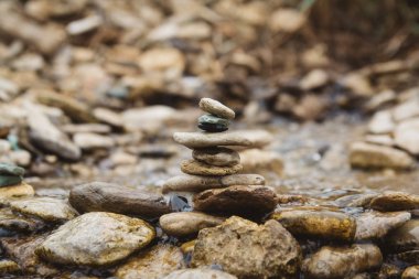 Çakıl Plajı simgeleyen istikrar, zen, uyum, denge üzerinde taşlar piramit. Sığ derinlik-in tarla