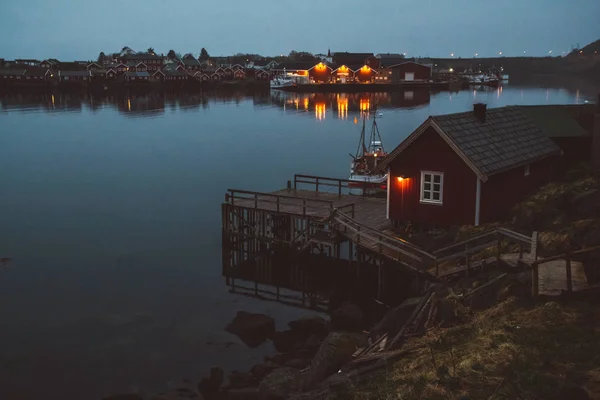 Норвегия рорбу дома и горные породы над фьордом ландшафтный скандинавский вид на Лофотенские острова. Ночной пейзаж . — стоковое фото