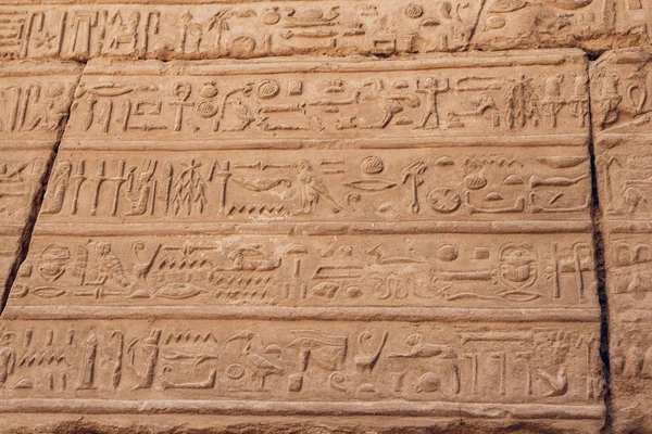 Kolumner med hieroglyfer i Karnaktemplet i Luxor, Egypten. resor — Stockfoto