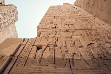 Karnak Tapınağı, Luxor, Mısır hiyeroglif içeren sütunlar. seyahat