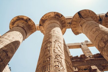 Karnak Tapınağı, Luxor, Mısır hiyeroglif içeren sütunlar. seyahat
