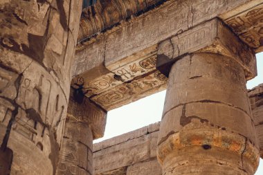 Karnak Tapınağı, Luxor, Mısır hiyeroglif içeren sütunlar. seyahat
