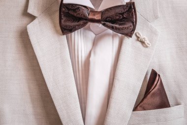 Erkek takımı, gömlek ve mendil kelebeği, cebinde mendil. Düğün ayrıntıları, erkek ayrıntıları.