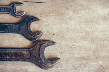 Ahşap arka planda farklı eski anahtarlar ve kopyalama alanı. Üst görünüm