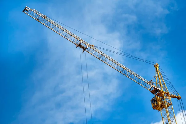 Construcción Grúa Amarilla Contra Fondo Cielo Azul — Foto de Stock