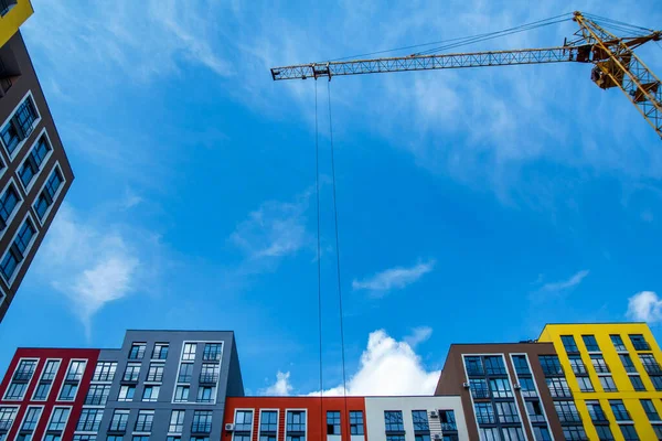 Gru Gru Costruzione Gru Costruzione Sullo Sfondo Edifici Colorati — Foto Stock