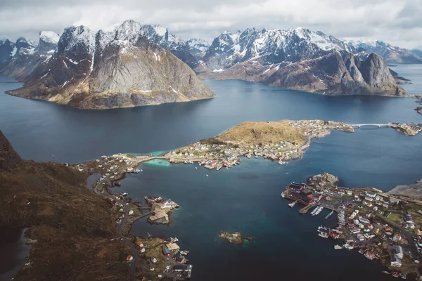 Γραφικό τοπίο των νησιών Lofoten: κορυφές, λίμνες και σπίτια. Χωριό Reine, rorbu, reinbringen — Φωτογραφία Αρχείου
