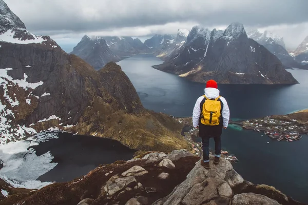 Hombre viajero senderismo en la cordillera de montaña Reinebringen en Noruega estilo de vida aventura viajar — Foto de Stock