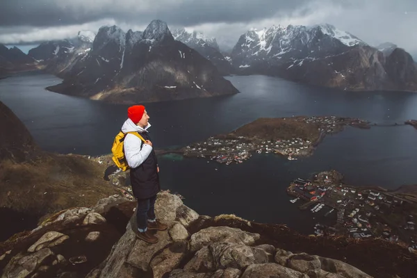 Άνθρωπος ταξιδιώτη πεζοπορία στο βουνό Reinebringen κορυφογραμμή στη Νορβηγία ζωή περιπέτεια ταξίδια — Φωτογραφία Αρχείου