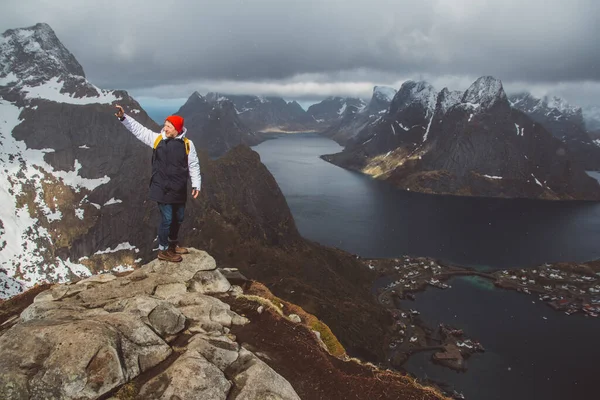 Άνθρωπος ταξιδιώτη λήψη αυτο-πορτρέτο μια φωτογραφία με ένα smartphone πεζοπορία στο βουνό Reinebringen κορυφογραμμή στη Νορβηγία περιπέτεια τρόπο ζωής που ταξιδεύουν — Φωτογραφία Αρχείου