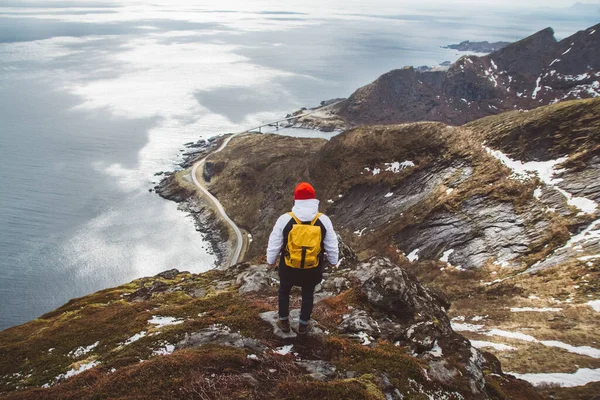 Człowiek podróżnik piesze wycieczki na grzbiecie górskim Reinebringen w Norwegii styl życia przygoda podróże — Zdjęcie stockowe
