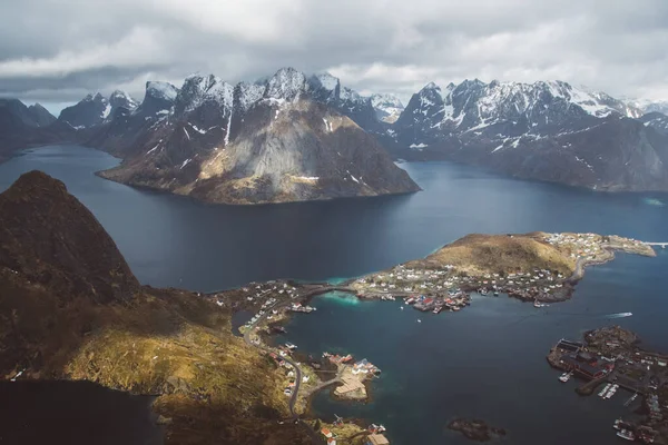 Paesaggio panoramico delle isole Lofoten: cime, laghi e case. Reine village, rorbu, reinbringen — Foto Stock