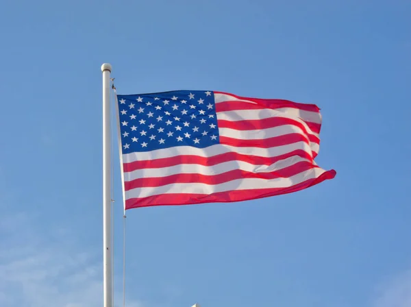 Bandera Los Estados Unidos Cielo Azul —  Fotos de Stock