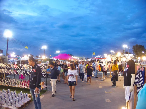 Nakhon Ratchasima salvar um bazar noturno. — Fotografia de Stock