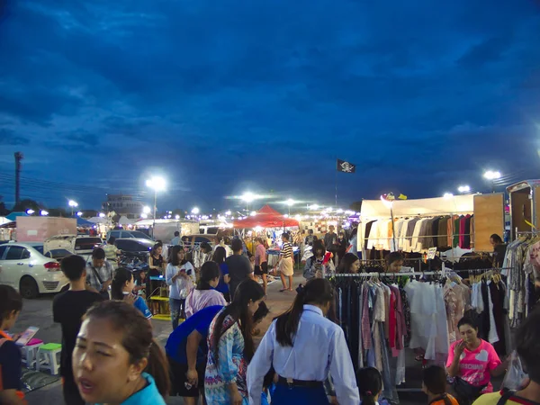 Nakhon Ratchasima salvar um bazar noturno. — Fotografia de Stock