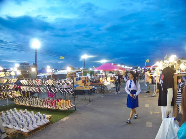 Nakhon Ratchasima salvar um bazar noturno. — Fotografia de Stock