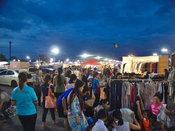 Nakhon Ratchasima salvar um bazar noturno. — Fotografia de Stock