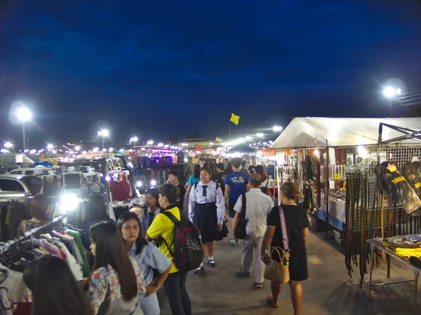 Nakhon Ratchasima salvar um bazar noturno. — Fotografia de Stock