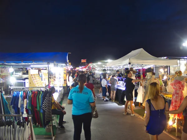 Nakhon Ratchasima salvar um bazar noturno. — Fotografia de Stock