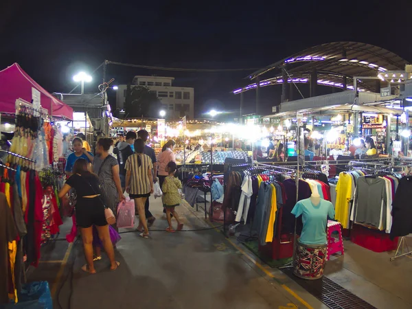 Nakhon Ratchasima salvar um bazar noturno. — Fotografia de Stock