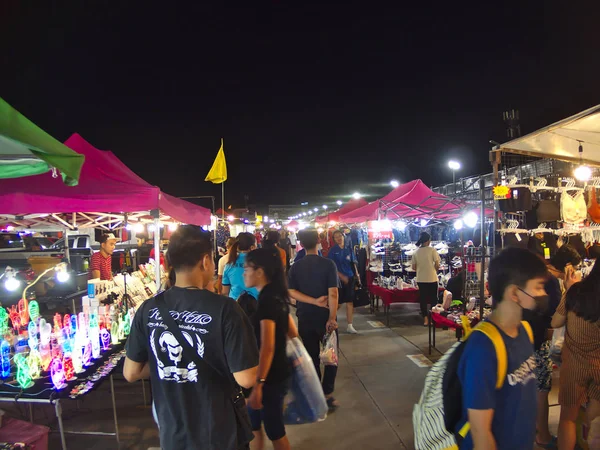 Nakhon Ratchasima salvar um bazar noturno. — Fotografia de Stock