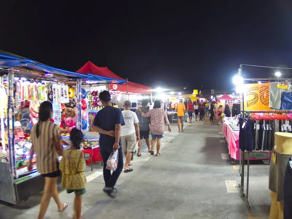 Nakhon Ratchasima salvar um bazar noturno. — Fotografia de Stock