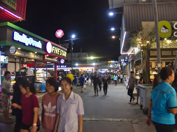 Nakhon Ratchasima salvar um bazar noturno. — Fotografia de Stock