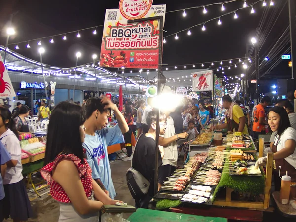 Nakhon Ratchasima salvar um bazar noturno. — Fotografia de Stock