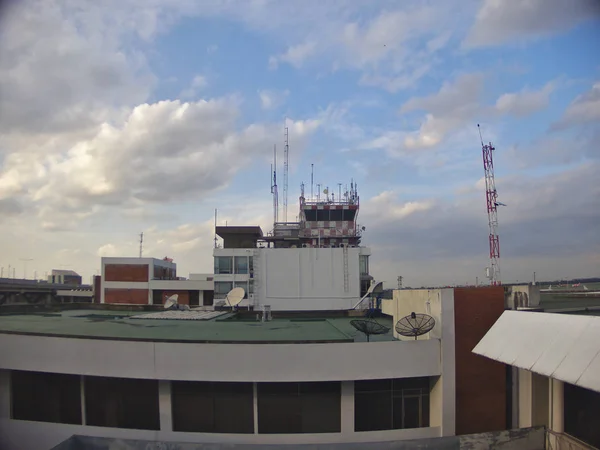 Torre di controllo del traffico aereo Aeroporto Don Mueang . — Foto Stock