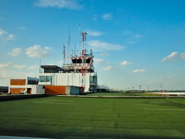 Lucht verkeersleidings toren Don Mueang luchthaven. op Bangkok — Stockfoto