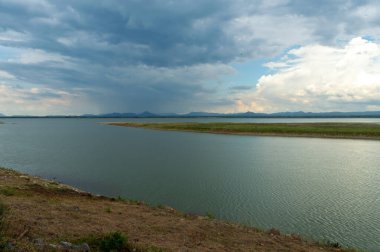 Suyu az olan Pasak Jolasid Barajı manzarası.
