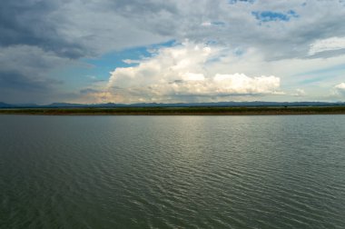 Suyu az olan Pasak Jolasid Barajı manzarası.