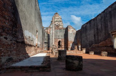 Wat Phra Sri Rattana Mahathat Lop Buri Tayland İnşaata başlanacak kanıt yok. Ama bina, M.Ö. 2175 yılında Kral Narai 'nin saltanatı sırasında birkaç kez restore edildi..